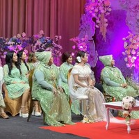 Pedangdut Dewi Perssik baru saja melangsungkan acara lamaran dengan seorang pilot bernama Rully. Prosesi lamarannya tersebut disiarkan di sebuah acara televisi pada Kamis (7/3/24). Terlihat Dewi hadir bersama keluarga besarnya yang kompak mengenakan busana berwarna hijau. Sementara Dewi tampil cantik mengenakan busana berwarna putih. Foto: TikTok/@antv_official