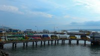 Mulai pukul 05.00 WIB Pelabuhan Ketapang-Gilimanuk kembali beroperasi setelah sebelumnya ditutup untuk menghormati umat Hindu di Bali yang sedang merayakan Hari Raya Nyepi. 