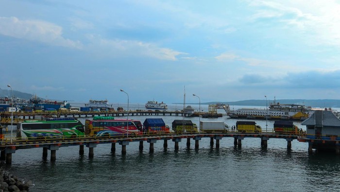 Dibuka Kembali, Begini Suasana Pelabuhan Ketapang-Gilimanuk Sejumlah kendaraan antre memasuki kapal di Pelabuhan Ketapang, Banyuwangi, Jawa Timur, Selasa (12/3/2024). Mulai pukul 05.00 WIB Pelabuhan Ketapang-Gilimanuk kembali beroperasi setelah sebelumnya ditutup untuk menghormati umat Hindu di Bali yang sedang merayakan Hari Raya Nyepi. ANTARA FOTO/Budi Candra Setya/YU