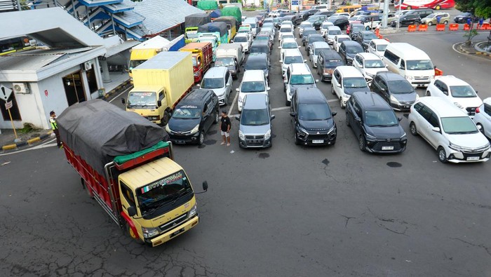 Dibuka Kembali, Begini Suasana Pelabuhan Ketapang-Gilimanuk Sejumlah kendaraan antre memasuki kapal di Pelabuhan Ketapang, Banyuwangi, Jawa Timur, Selasa (12/3/2024). Mulai pukul 05.00 WIB Pelabuhan Ketapang-Gilimanuk kembali beroperasi setelah sebelumnya ditutup untuk menghormati umat Hindu di Bali yang sedang merayakan Hari Raya Nyepi. ANTARA FOTO/Budi Candra Setya/YU