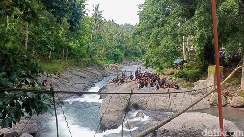DTW Sungai Gelar di Desa Batuagung, Jembrana, Bali, dipadati wisatawan saat Ngembak Geni, Selasa (12/3/2024). (I Putu Adi Budiastrawan/detikBali)