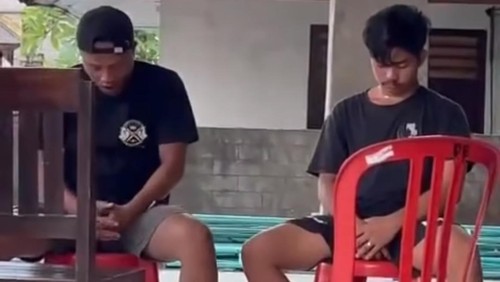 Dua pria yang diamankan karena melanggar aturan Nyepi di Desa Perancak, Jembrana, Bali, Senin (11/3/2024). Mereka bepergian saat Nyepi.