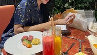 Ini adalah momen dirinya ketika menikmati makan malam. Ada menu steak hingga jus buah yang tersaji di atas meja makan. Foto: Instagram @Erinagudono