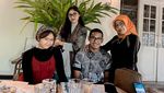 Pose Cantik Erina Gudono saat Makan Malam Romantis