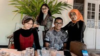 Ada juga momen ketika kulineran bersama keluarganya. Sebelum pesanan datang, mereka menyempatkan untuk berfoto di restoran bergaya Jawa ini. Foto: Instagram @Erinagudono