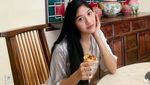 Pose Cantik Erina Gudono saat Makan Malam Romantis