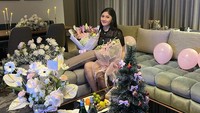 Ini momen lain ketika Erina Gudono mendapat kejutan buket bunga. Dalam momen tersebut juga tersaji aneka buah-buahan di atas meja. Foto: Instagram @Erinagudono