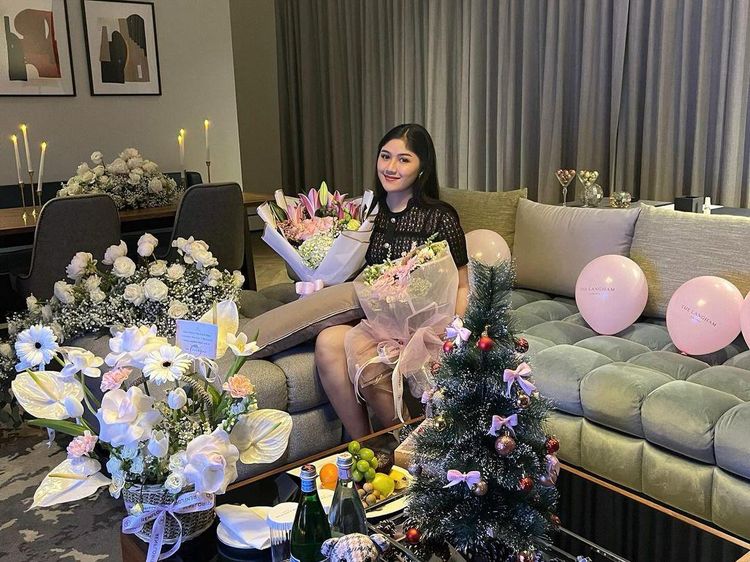 Pose Cantik Erina Gudono saat Makan Malam Romantis