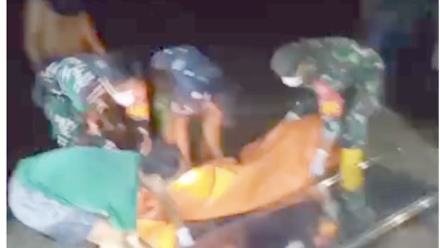 Evakuasi jenazah korban kapal tenggelam saat menempuh rute Jakarta-Lombok. Dokumen Istimewa