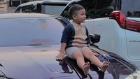 Sang keponakan, Gala yang selalu menjadi priorotas Fuji sudah naik mobil BMW M4 nih. Foto: instagram Fuji