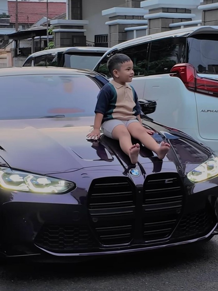 Fuji Fuji pamer mobil baru.