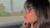 Fuji saat mengendarai mobil dari hasil kerja kerasnya. Seperti diketahui Fuji adalah adik ipar dari mendiang Vanessa Angel. Setelah nyemplung di dunia hiburan Fuji memang diketahui memiliki tarif yang lumayan tinggi untuk endorse, model, main film dan lain-lainnya. Ia pun memilih untuk menabung untuk membeli apa yang menjadi keinginannya dari hasil kerja kerasnya itu. Foto: instagram Fuji
