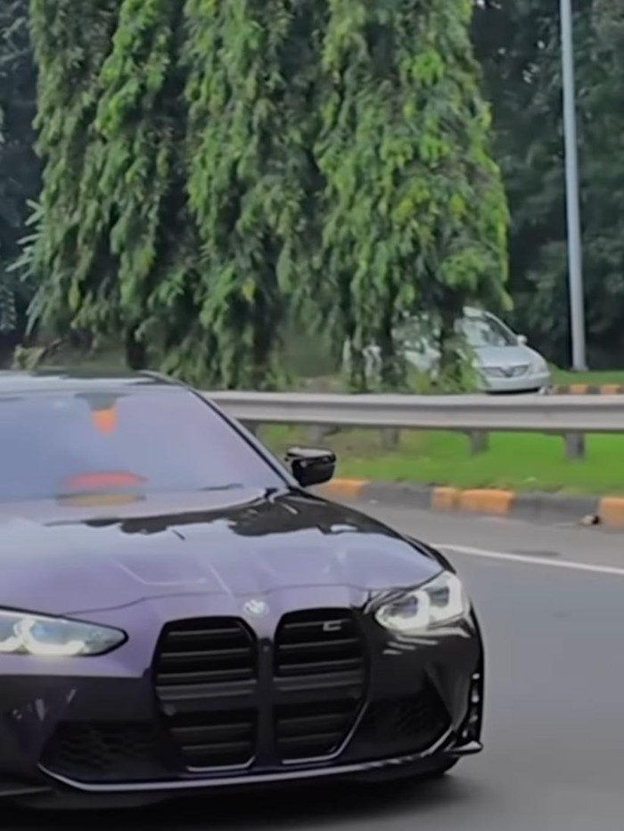 Fuji Fuji pamer mobil baru.