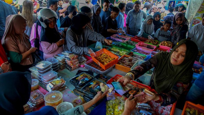 Pedagang melayani pembeli makanan untuk buka puasa (takjil) di Pasar Takjil Ramadhan, Kota Ternate, Maluku Utara, Selasa (12/3/2024). Pedagang musiman yang menjual aneka makanan tradisional untuk buka puasa itu mulai bermunculan dengan memanfaatkan momen bulan Ramadhan 1445 Hijriah. ANTARAFOTO/Andri Saputra/aww.
