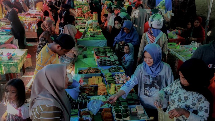Pedagang melayani pembeli makanan untuk buka puasa (takjil) di Pasar Takjil Ramadhan, Kota Ternate, Maluku Utara, Selasa (12/3/2024). Pedagang musiman yang menjual aneka makanan tradisional untuk buka puasa itu mulai bermunculan dengan memanfaatkan momen bulan Ramadhan 1445 Hijriah. ANTARAFOTO/Andri Saputra/aww.