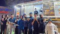 Saat berada di Dubai, keluarga Gen Halilintar juga membagikan momen heboh jajan dari sebuah food truck bernama Wagyu Burger. Menu burger yang mereka pesan sangat beragam. Foto: Instagram @genhalilintar