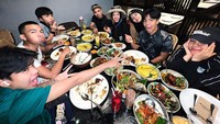 Kalau ini momen 8 anggota Gen Halilintar saat makan bersama di restoran. Mereka menikmati beragam hidangan, termasuk olahan ayam goreng, ikan, hingga gulai. Foto: Instagram @genhalilintar