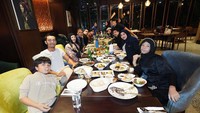 Makan bersama di restoran mewah juga kerap dilakukan oleh mereka. Ini kebersamaan Gen Halilintar lengkap dengan Aurel Hermansyah. Foto: Instagram @genhalilintar