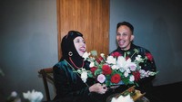 Begini romantisnya Anofial dan Geni ketika merayakan hari pernikahan mereka. Pasangan ini mendapatkan buket bunga yang cantik saat momen makan bersama dengan anak-anaknya. Foto: Instagram @genhalilintar