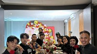 Momen makan bersama sering dibagikan oleh keluarga ini. Contohnya saat makan bersama di hari pernikahan Anofial dan Geni yang ke-31 tahun. Foto: Instagram @genhalilintar