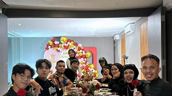 Kehebohan Gen Halilintar Saat Makan Bareng di Warung hingga Restoran