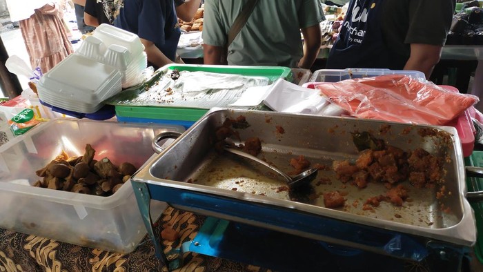 Hidangan yang ludes 2 jam sebelum buka puasa di Pasar Takjil Benhil (Tina/detikcom)