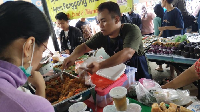 Hidangan yang ludes 2 jam sebelum buka puasa di Pasar Takjil Benhil (Tina/detikcom)