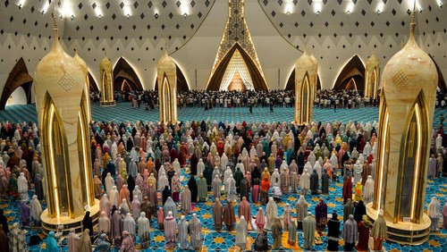 Umat Islam mengambil air wudhu sebelum melaksanakan shalat Tarawih di Masjid Al Jabbar, Bandung, Jawa Barat, Senin (11/3/2024). Pemerintah menetapkan 1 Ramadhan 1445 hijriah jatuh pada tanggal 12 Maret 2024. ANTARA FOTO/Raisan Al Farisi