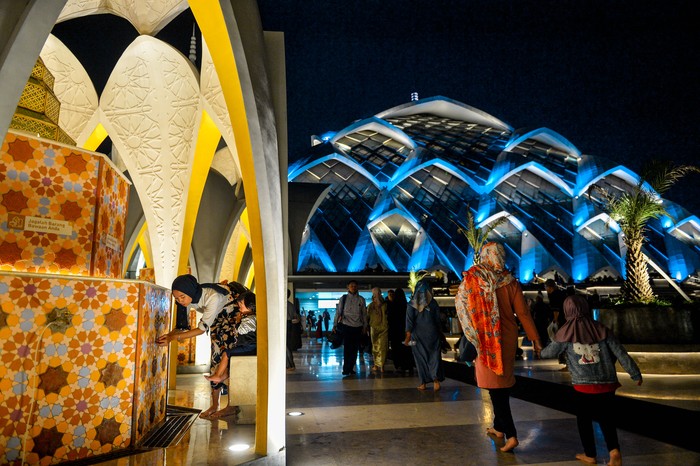 Umat Islam mengambil air wudhu sebelum melaksanakan shalat Tarawih di Masjid Al Jabbar, Bandung, Jawa Barat, Senin (11/3/2024). Pemerintah menetapkan 1 Ramadhan 1445 hijriah jatuh pada tanggal 12 Maret 2024. ANTARA FOTO/Raisan Al Farisi
