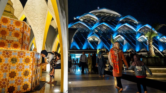 Umat Islam mengambil air wudhu sebelum melaksanakan shalat Tarawih di Masjid Al Jabbar, Bandung, Jawa Barat, Senin (11/3/2024). Pemerintah menetapkan 1 Ramadhan 1445 hijriah jatuh pada tanggal 12 Maret 2024. ANTARA FOTO/Raisan Al Farisi