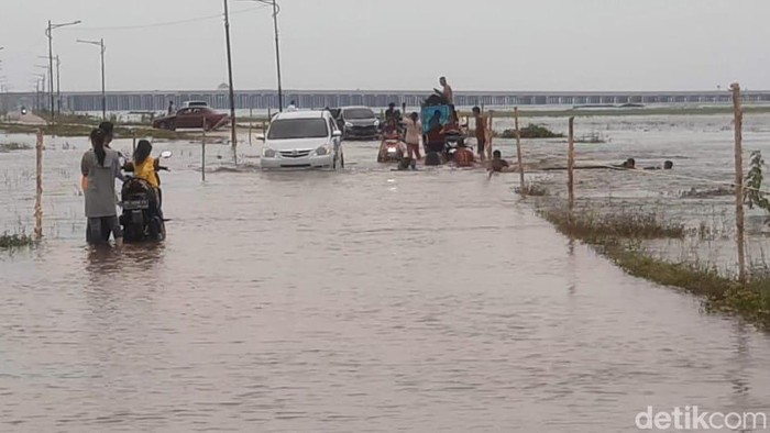 Jalan akses Tanjung Senai Ogan Ilir terendam banjir.