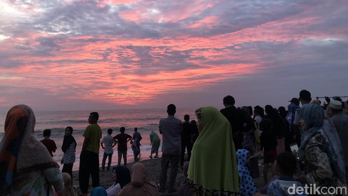 Jemaah Tarekat Syattariyah saat melihat bulan atau hilal di Pantai Ulakan, Padang Pariaman. (Foto: M. Afdal Afrianto/detikSumut)