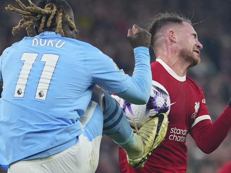 Potret Doku Tendang Mac Allister tapi Tidak Ada Pelanggaran