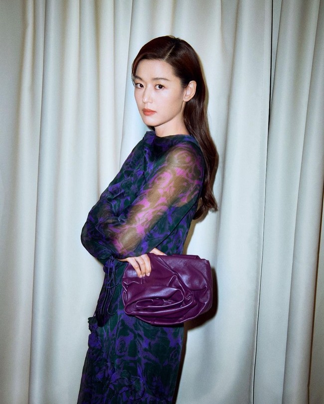 Jun Ji Hyun dikenal dengan pesonanya yang tidak luntur. Wanita 44 tahun tersebut pun tak ragu untuk membagi rahasia cantik dan sehatnya. Selain wajah menawan yang sudah melegenda, ia mengaku tubuh langsing dan kulit glowing adalah hasil dari olahraga. Ju Ji Hyun bisa bangun pukul 6 pagi untuk melakukan kardio. Ia juga Pilates tiga kali seminggu dan sering mendaki, bersepeda, berenang, dan lari. Foto: @ieumhashtag_official