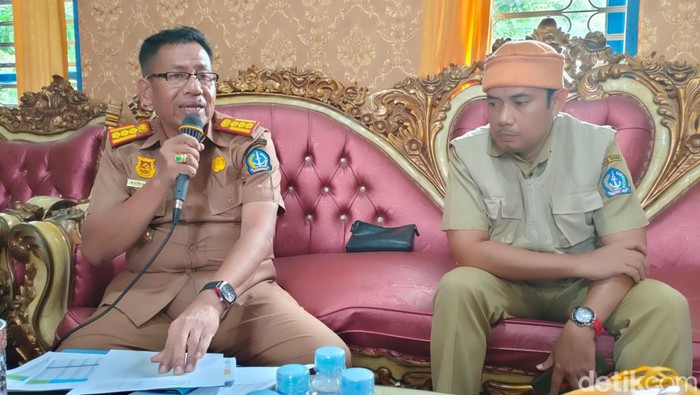 Kadis Sosial Bone Andi Mappangara (kiri) saat menjelaskan data KPM.