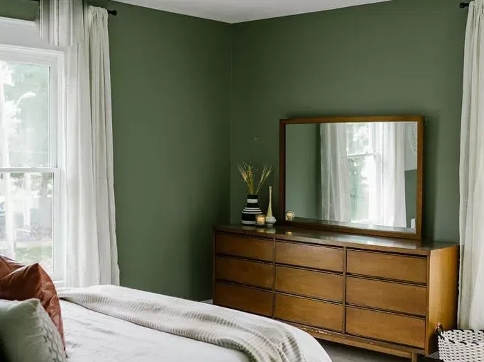 Kamar tidur warna hijau/Miranda Schroeder via The Spruce