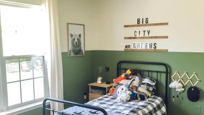 Kamar tidur warna hijau/The Grounded Home via The Spruce