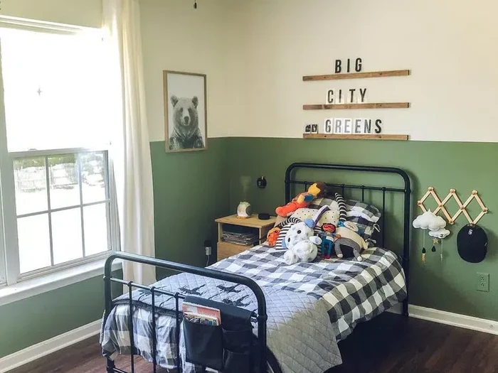 Kamar tidur warna hijau/The Grounded Home via The Spruce