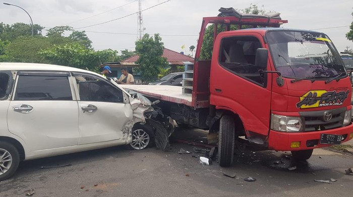 Dua dari tiga kendaraan bermotor yang terlibat kecelakaan di Jalan Imogiri Timur, tepatnya Pedukuhan Minggiran, Kelurahan Imogiri, Kapanewon Imogiri, Kabupaten Bantul.