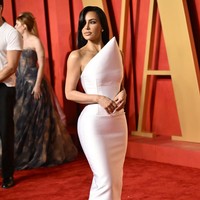 Gaya busana wanita 43 tahun ini mengundang beragam reaksi dari netizen. Tidak sedikit yang membandingkan model gaunnya dengan kain serbet. Foto: Evan Agostini/Invision/AP/Evan Agostini