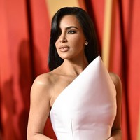 “Gaun itu mengingatkanku akan serbet lipat karena beberapa alasan,” komentar salah satu pengguna Instagram. “Gaun serbet sepanjang malam,” canda netizen lain. “Kalau dia bersin, matanya akan kena gaun itu,” tulis netizen lagi. Foto: Evan Agostini/Invision/AP/Evan Agostini