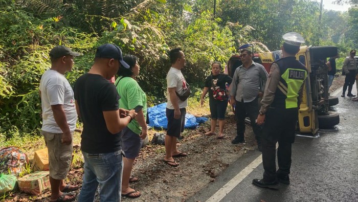 Kondisi bus yang terbalik di Simalungun. (Foto: Dok. Polres Simalungun).