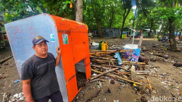 Kondisi di Pantai Istana Presiden, Sukabumi, usai dihantam gelombang tinggi pada Selasa (12/3/2024).