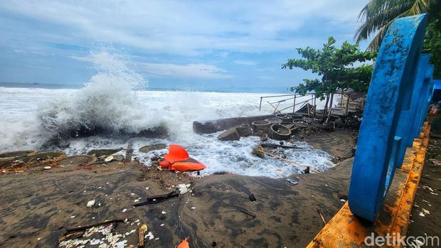 Kondisi di Pantai Istana Presiden, Sukabumi, usai dihantam gelombang tinggi pada Selasa (12/3/2024).