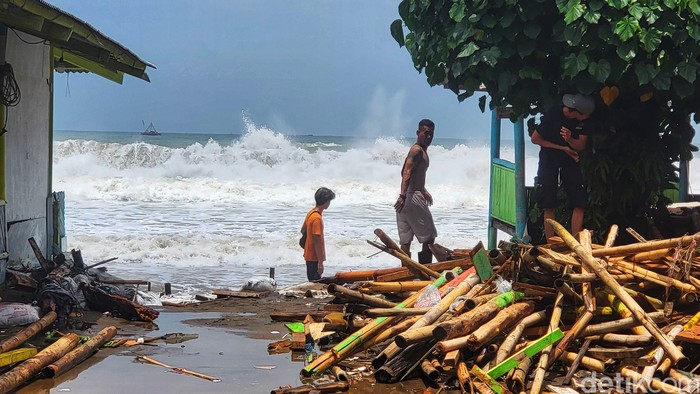 Kondisi di Pantai Istana Presiden, Sukabumi, usai dihantam gelombang tinggi pada Selasa (12/3/2024).