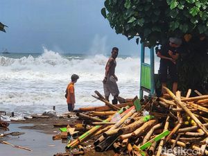 Gelombang Tinggi Bikin Pesisir Palabuhanratu Berantakan