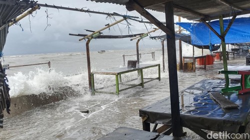 Kondisi Pasar Oesapa di Kecamatan Kelapa Lima, Kota Kupang, NTT, akibat diterjang gelombang tinggi. (Yufengki Bria/detikBali)