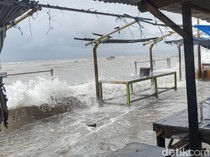 Pasar Oesapa di Kupang Diterjang Gelombang Tinggi, Jualan Terendam Air Laut