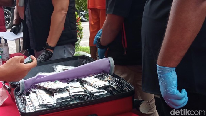 Koper milik Egy berisi 13 ribu butir obat keras.