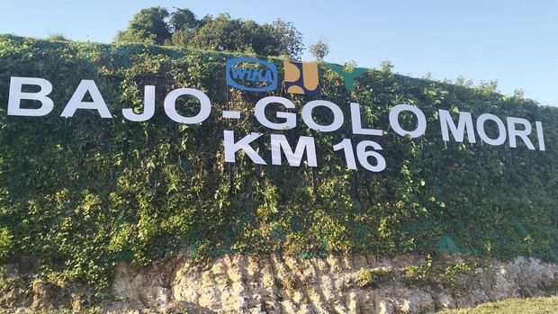 Jalan Labuan Bajo-Golo Mori Km 16 yang jadi favorit turis berfoto.